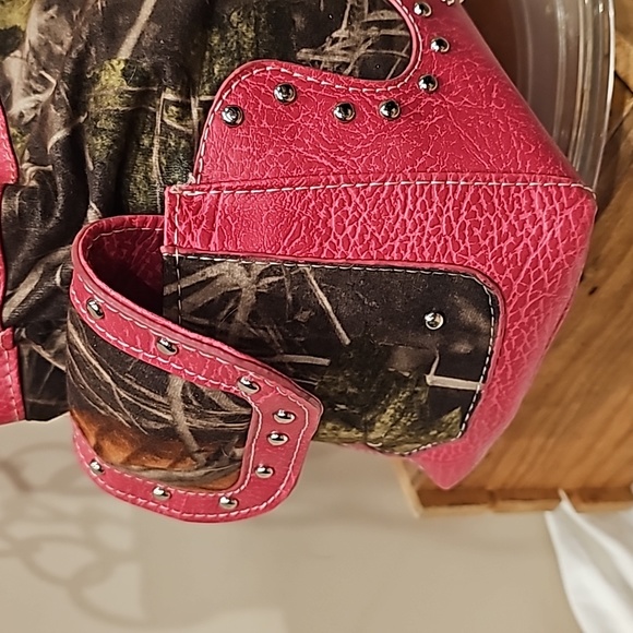 C Camo Pink Purse With Bling Cross Rhinestone studs leather concealed carry NWOT - Picture 5 of 17